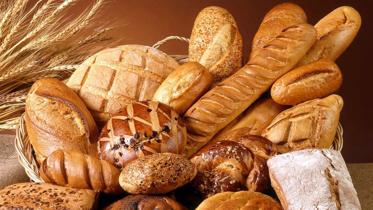 Farklı çeşit ekmek ve baget dizisi