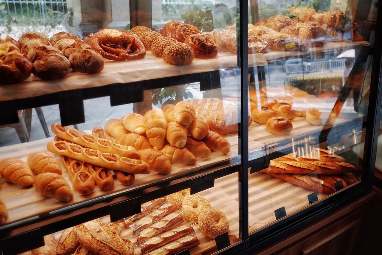 Vitrinde dizili börek, poğaça ve hamur işleri